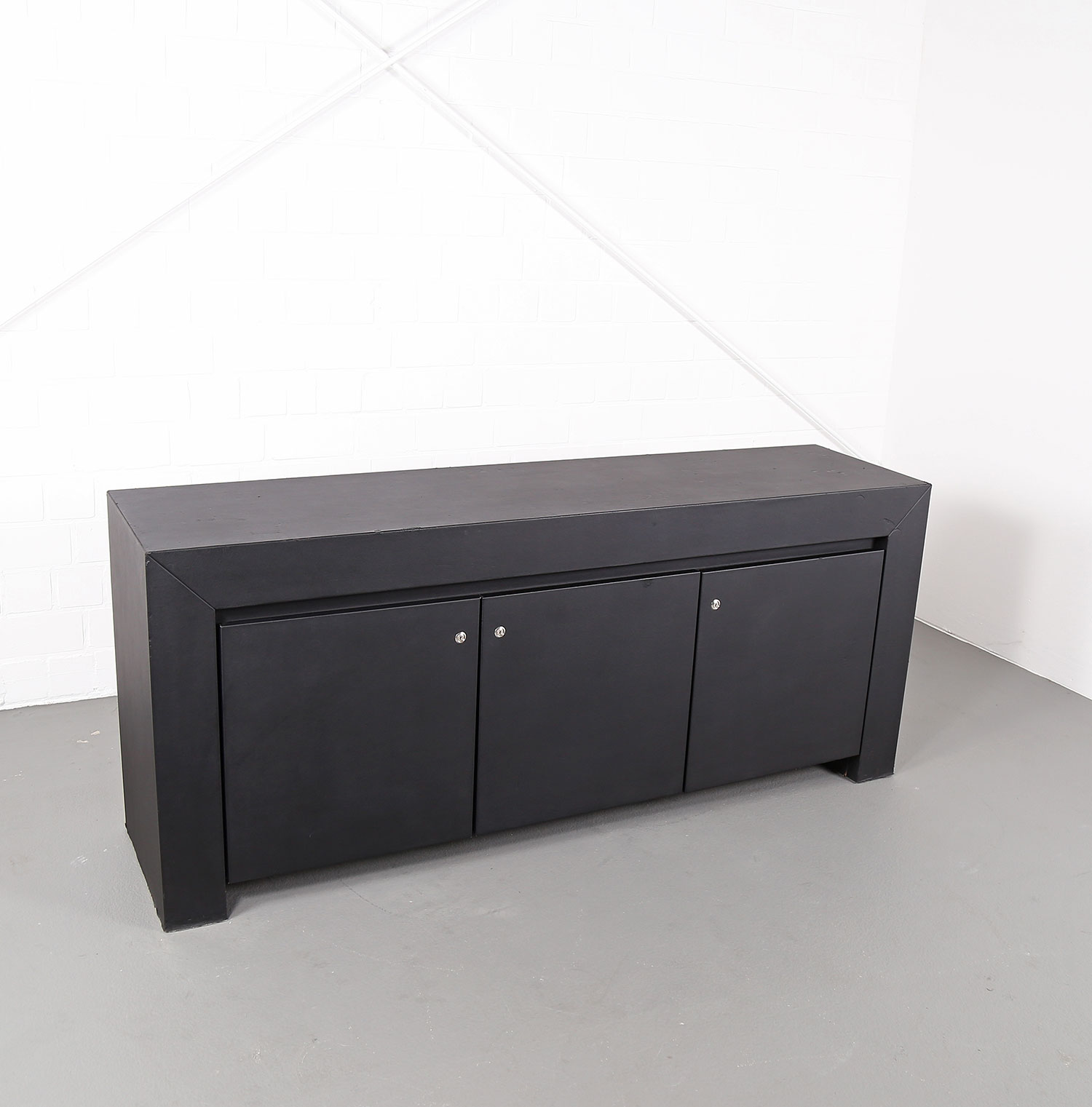 lella und massimo vignelli schwarzes black leder-sideboard leather credenza ceo poltrona frau designed in italy
