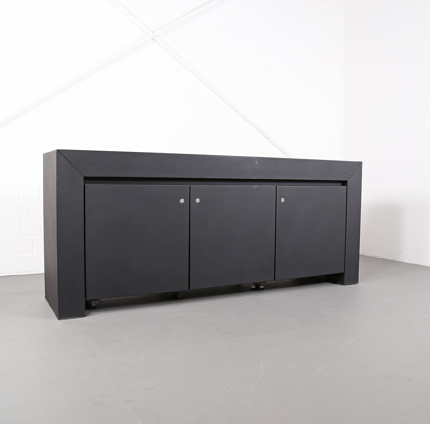 lella und massimo vignelli schwarzes black leder-sideboard leather credenza ceo poltrona frau designed in italy