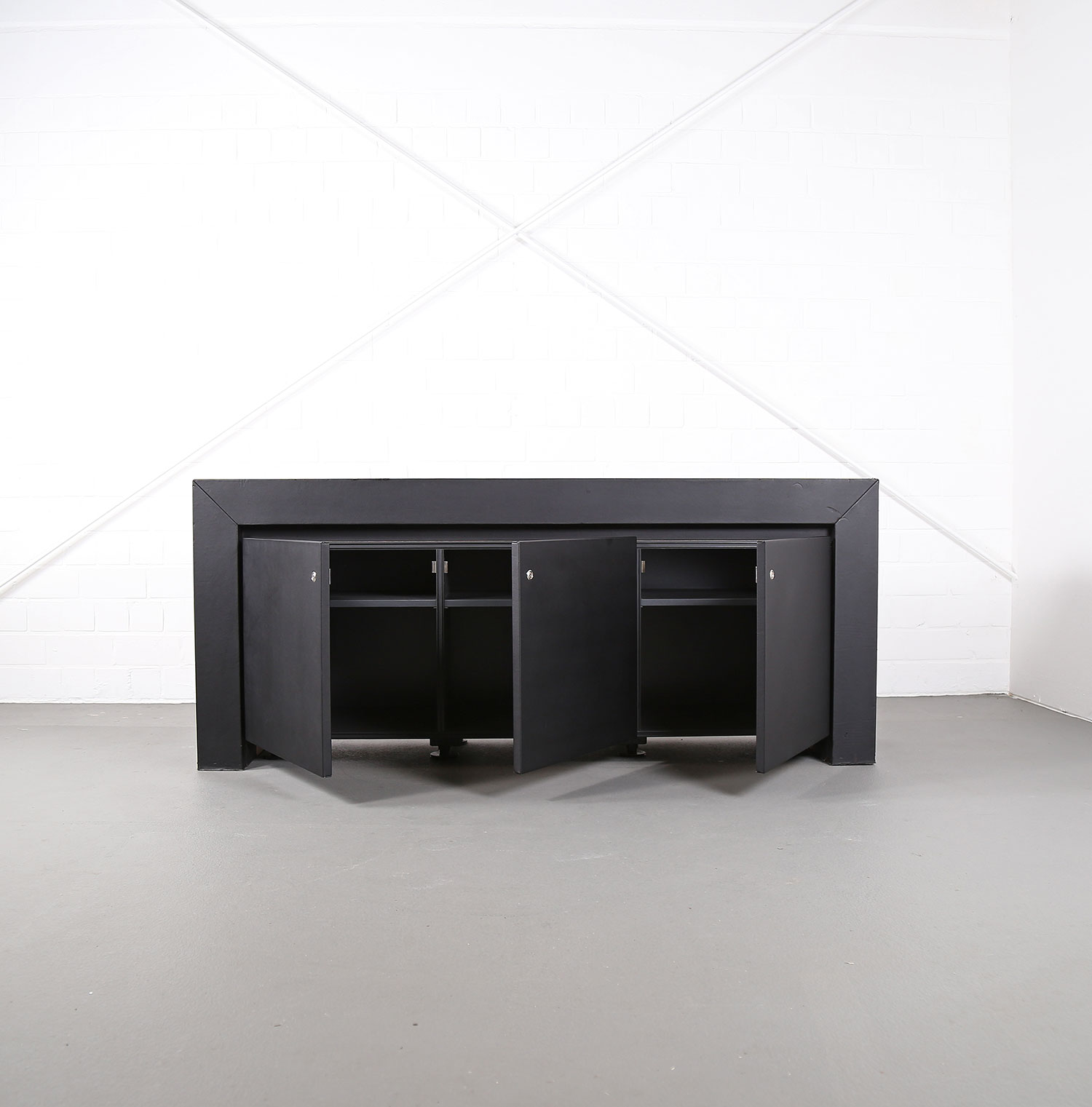 lella und massimo vignelli schwarzes black leder-sideboard leather credenza ceo poltrona frau designed in italy