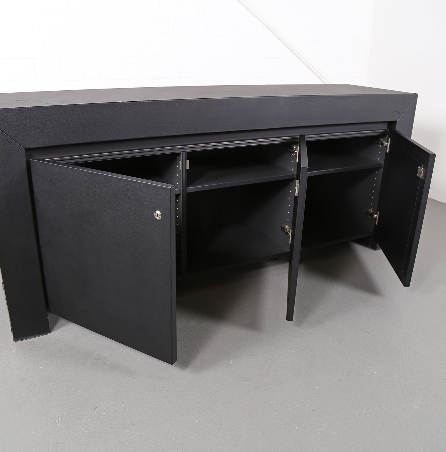 lella und massimo vignelli schwarzes black leder-sideboard leather credenza ceo poltrona frau designed in italy