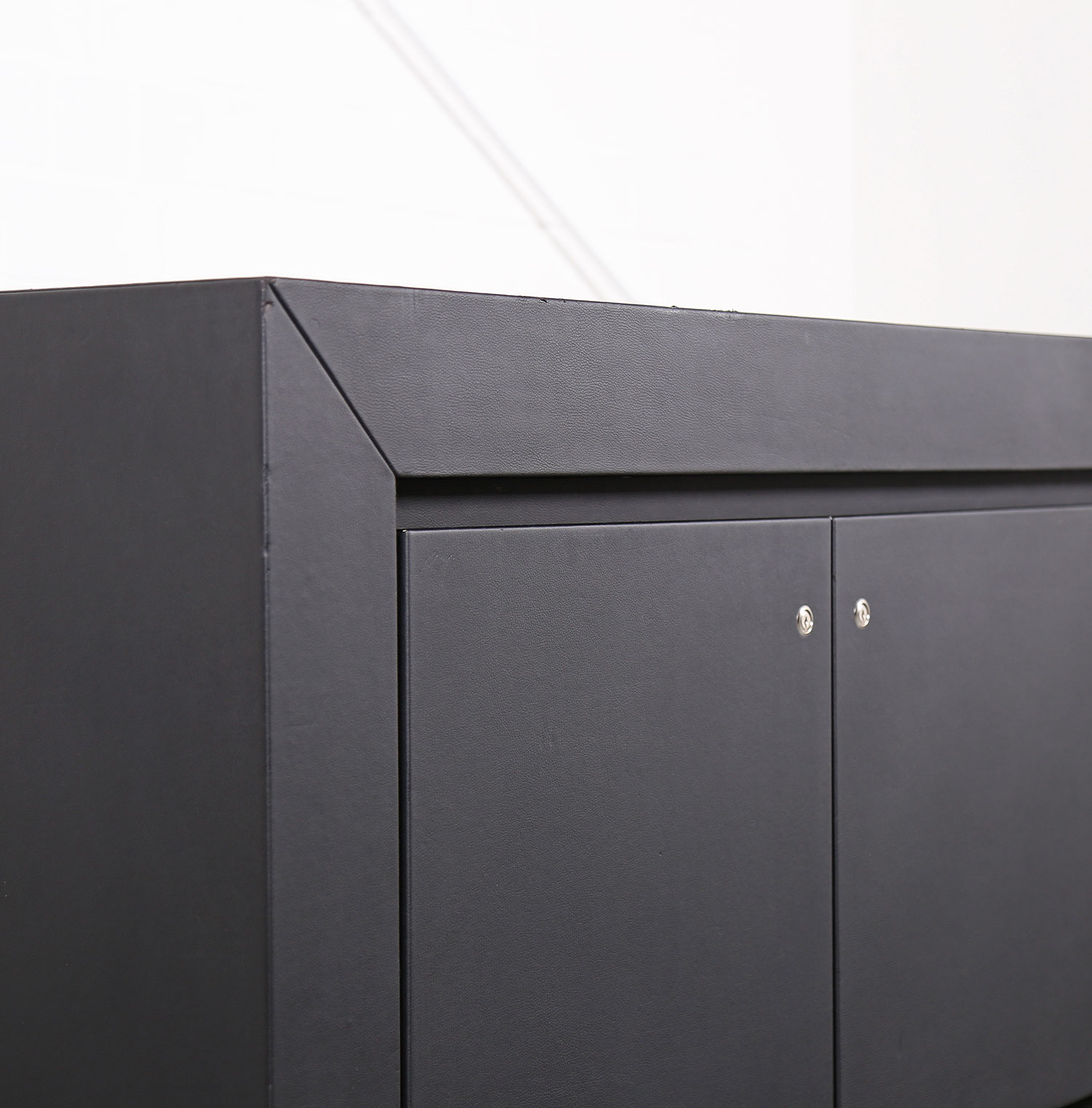 lella und massimo vignelli schwarzes black leder-sideboard leather credenza ceo poltrona frau designed in italy