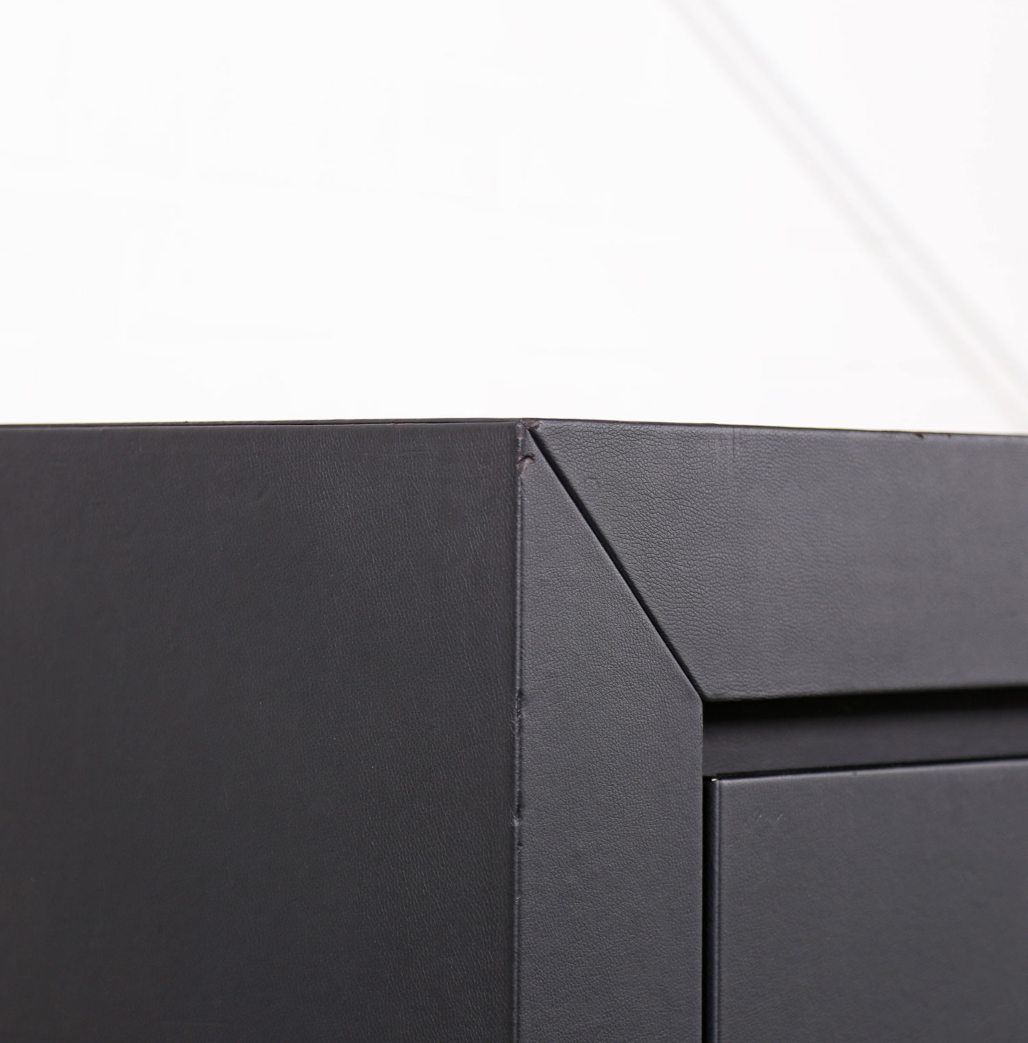 lella und massimo vignelli schwarzes black leder-sideboard leather credenza ceo poltrona frau designed in italy