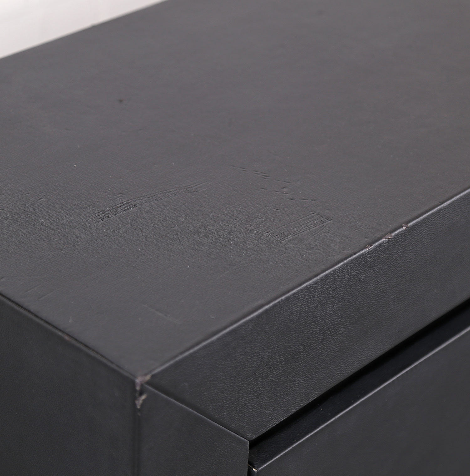 lella und massimo vignelli schwarzes black leder-sideboard leather credenza ceo poltrona frau designed in italy