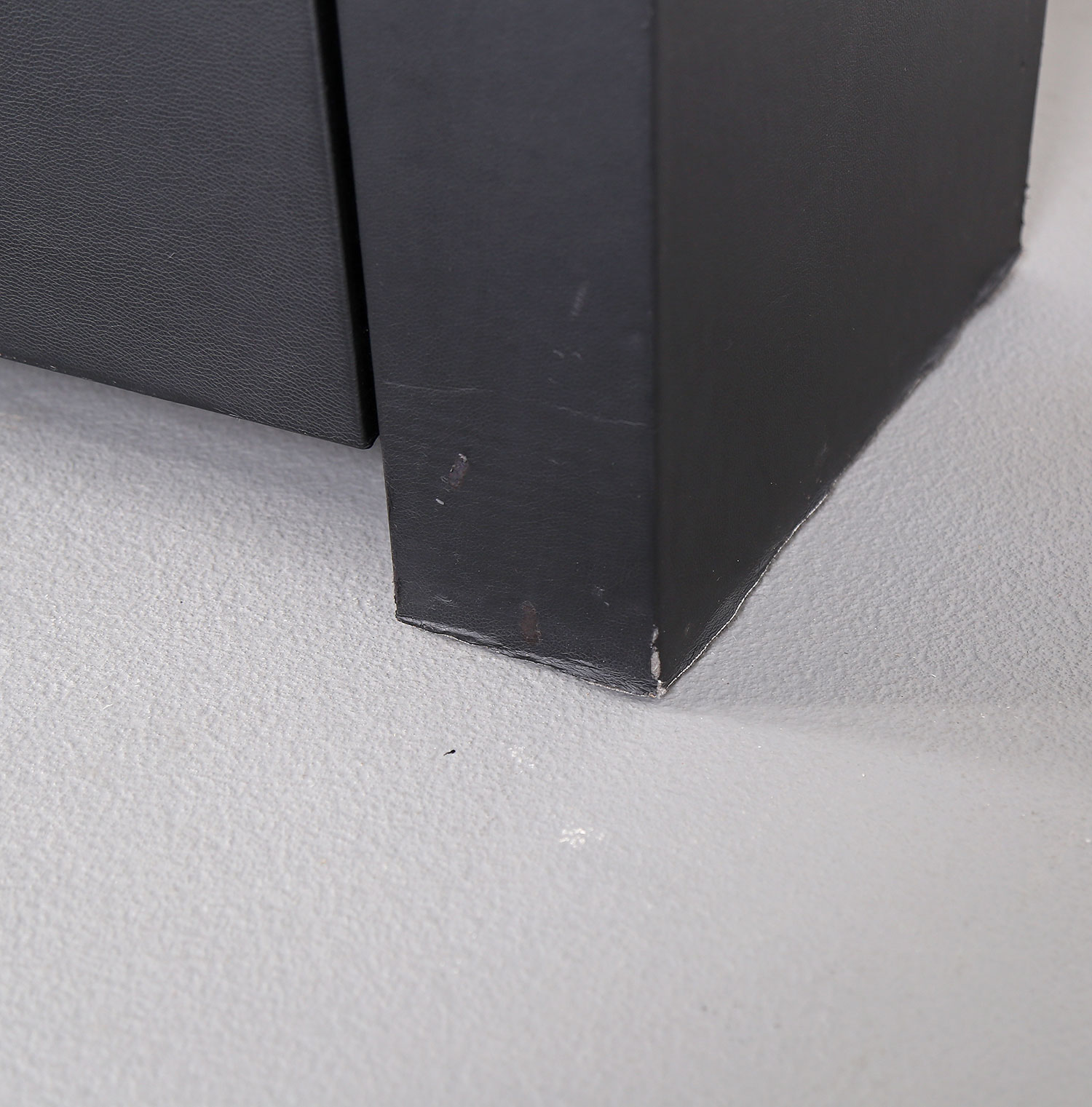 lella und massimo vignelli schwarzes black leder-sideboard leather credenza ceo poltrona frau designed in italy