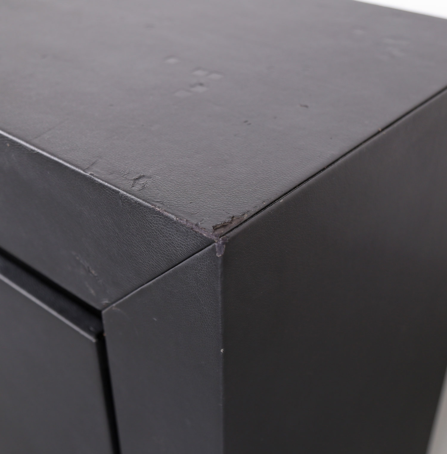 lella und massimo vignelli schwarzes black leder-sideboard leather credenza ceo poltrona frau designed in italy