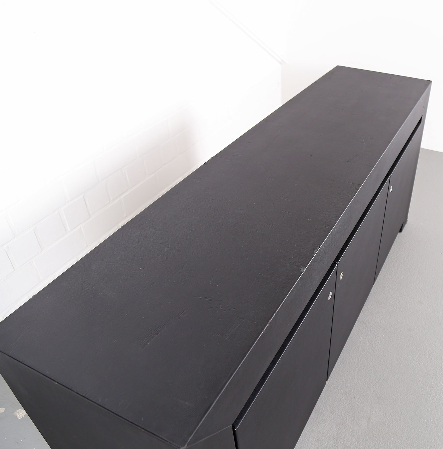 lella und massimo vignelli schwarzes black leder-sideboard leather credenza ceo poltrona frau designed in italy