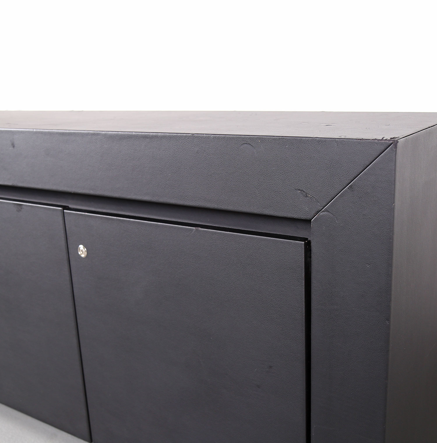 lella und massimo vignelli schwarzes black leder-sideboard leather credenza ceo poltrona frau designed in italy