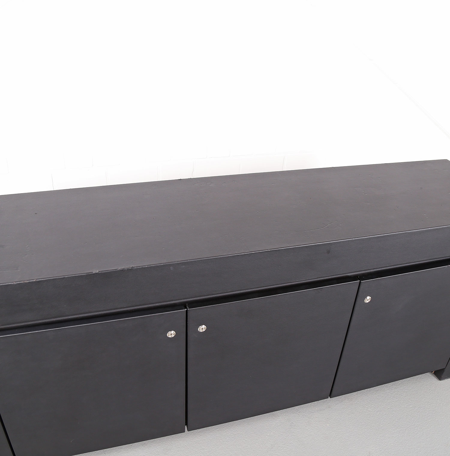 lella und massimo vignelli schwarzes black leder-sideboard leather credenza ceo poltrona frau designed in italy