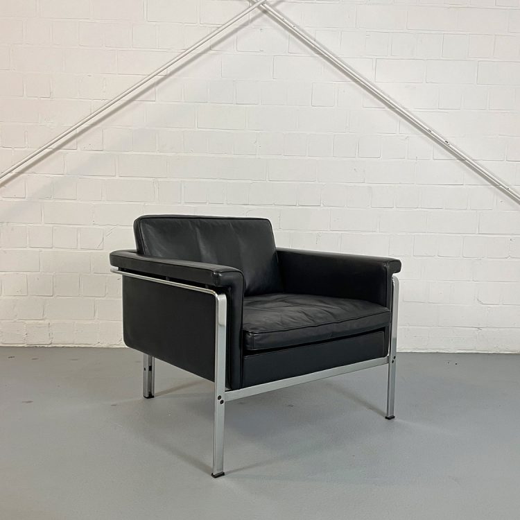 Black leather vintage armchair designed by Horst Brüning for Kill International 1960s midcentury modern design furniture gebraucht oldenburg
