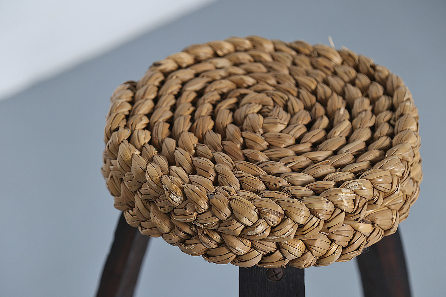 Französische Barhocker entworfen von Adrien Audoux & Frida Minet, Gestell aus Buchenholz mit Sitzfläche aus geflochtener Kordel, authentisches 50er Jahre Design.