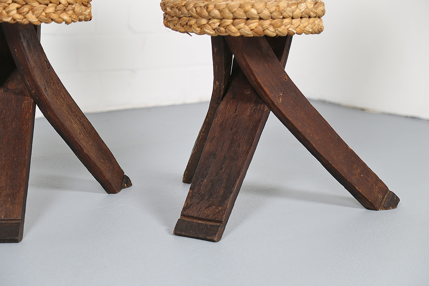 Französische Dreibein-Stühle von Adrien Audoux & Frida Minet, ikonisches Tripod Design aus Buchenholz mit Sitzfläche aus geflochtener Kordel, 50er Jahre Vintage.