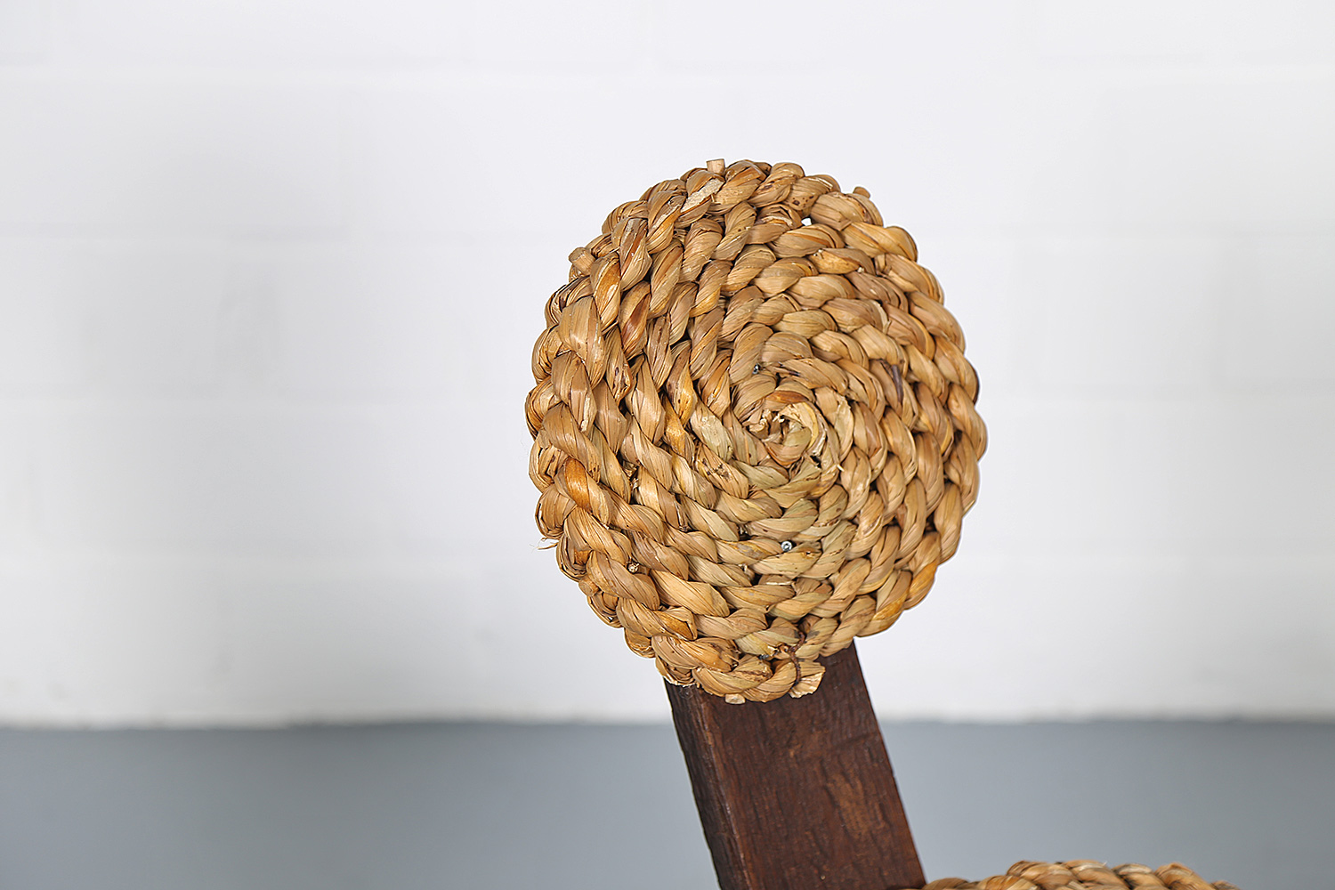 Französische Dreibein-Stühle von Adrien Audoux & Frida Minet, ikonisches Tripod Design aus Buchenholz mit Sitzfläche aus geflochtener Kordel, 50er Jahre Vintage.