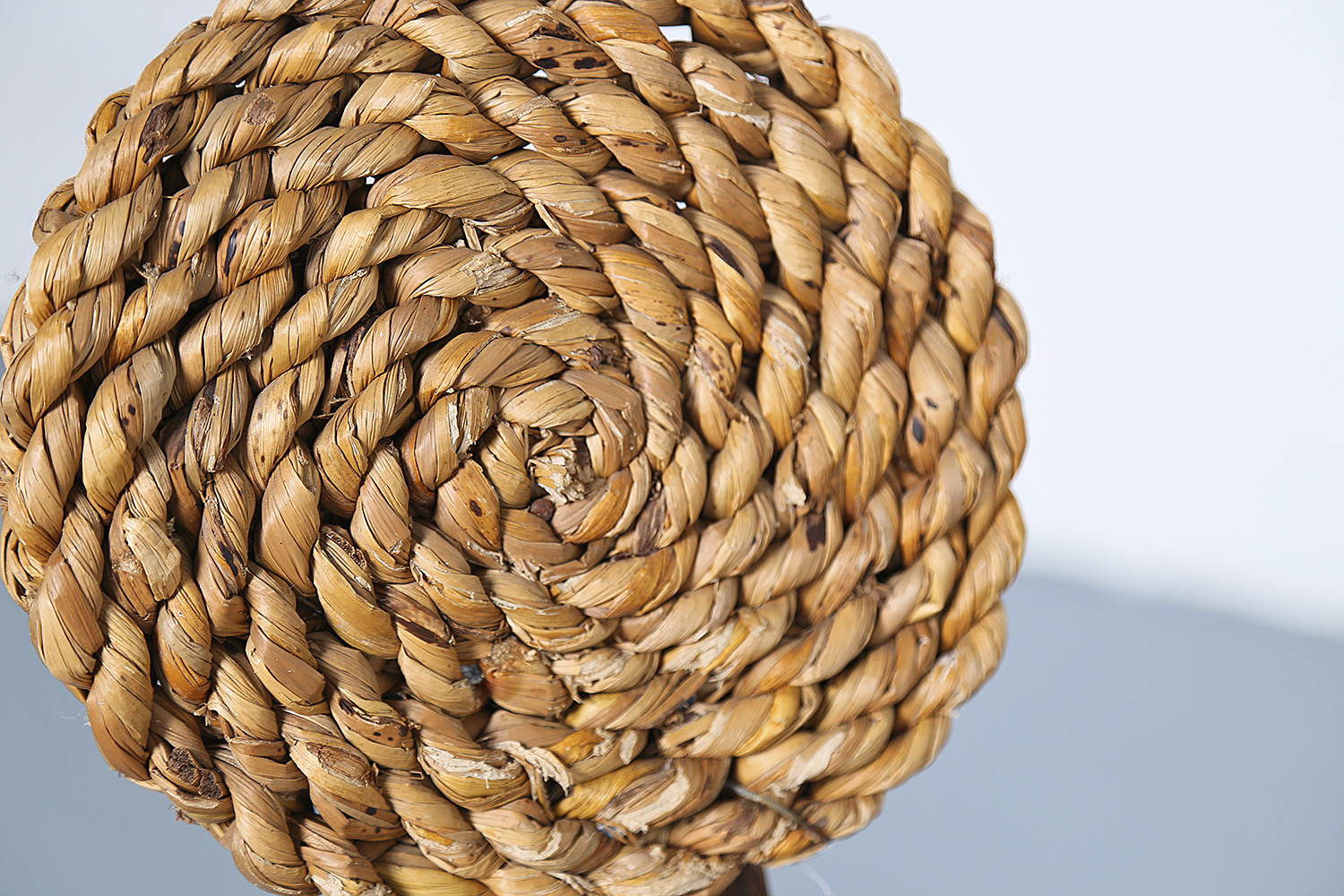 Französische Dreibein-Stühle von Adrien Audoux & Frida Minet, ikonisches Tripod Design aus Buchenholz mit Sitzfläche aus geflochtener Kordel, 50er Jahre Vintage.