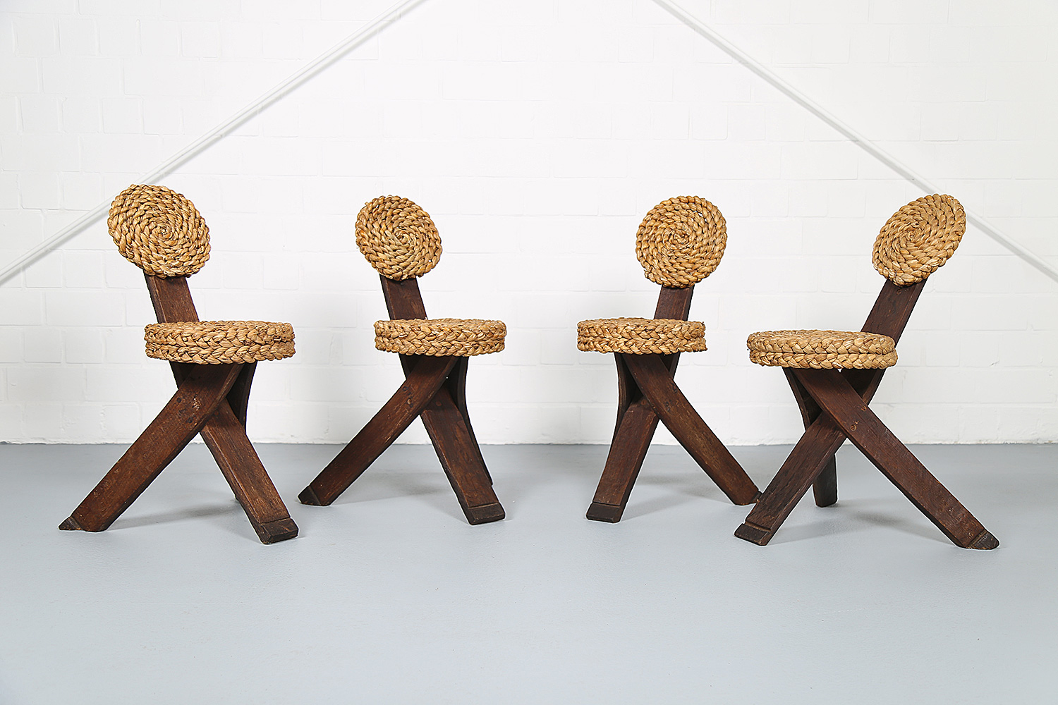 Französische Dreibein-Stühle von Adrien Audoux & Frida Minet, ikonisches Tripod Design aus Buchenholz mit Sitzfläche aus geflochtener Kordel, 50er Jahre Vintage.