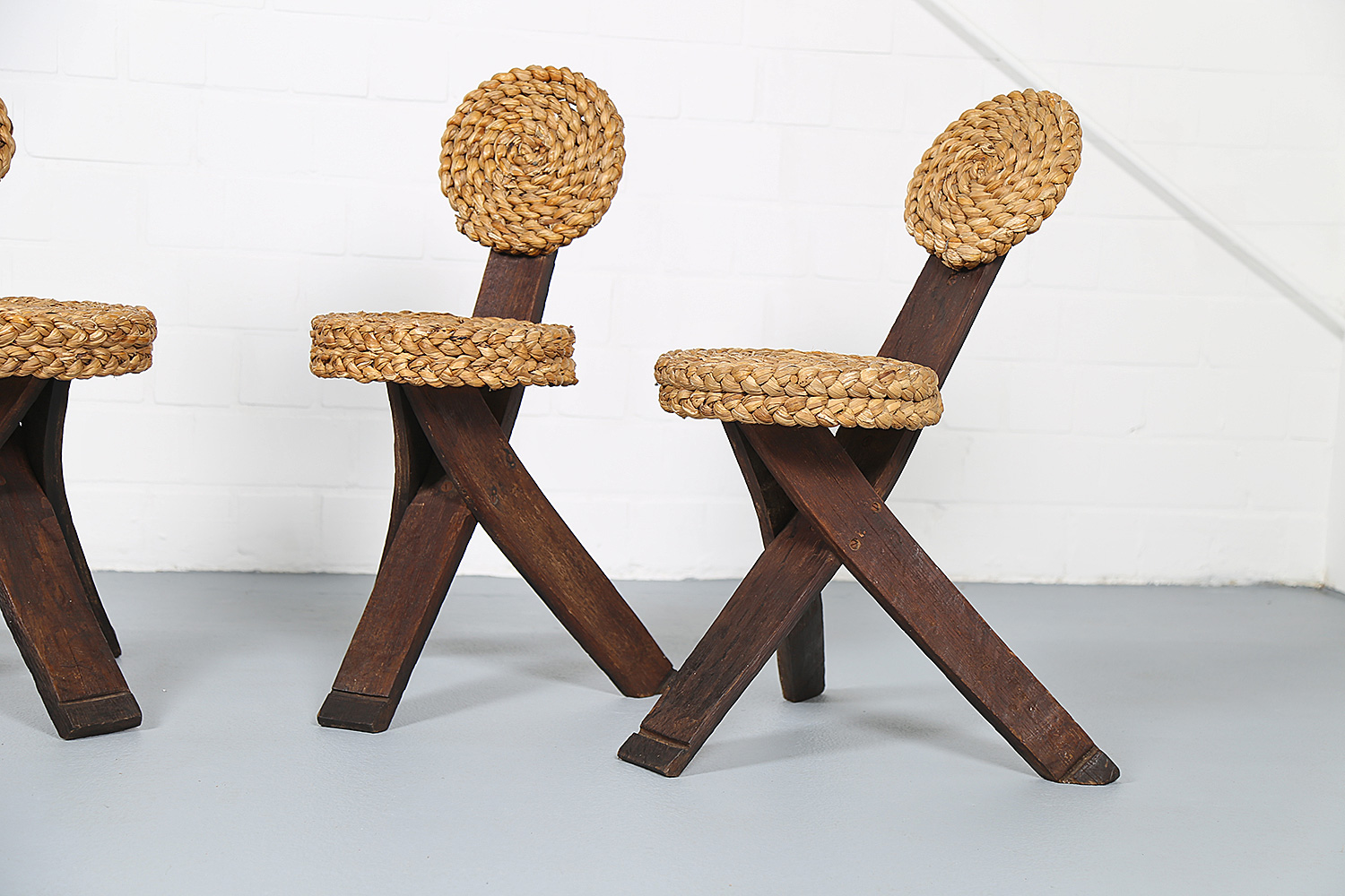 Französische Dreibein-Stühle von Adrien Audoux & Frida Minet, ikonisches Tripod Design aus Buchenholz mit Sitzfläche aus geflochtener Kordel, 50er Jahre Vintage.