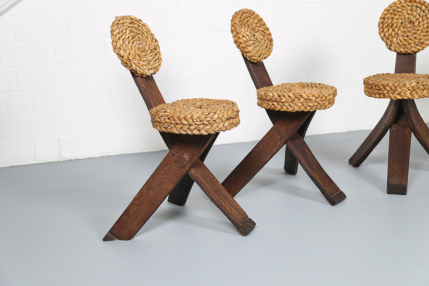 Französische Dreibein-Stühle von Adrien Audoux & Frida Minet, ikonisches Tripod Design aus Buchenholz mit Sitzfläche aus geflochtener Kordel, 50er Jahre Vintage.