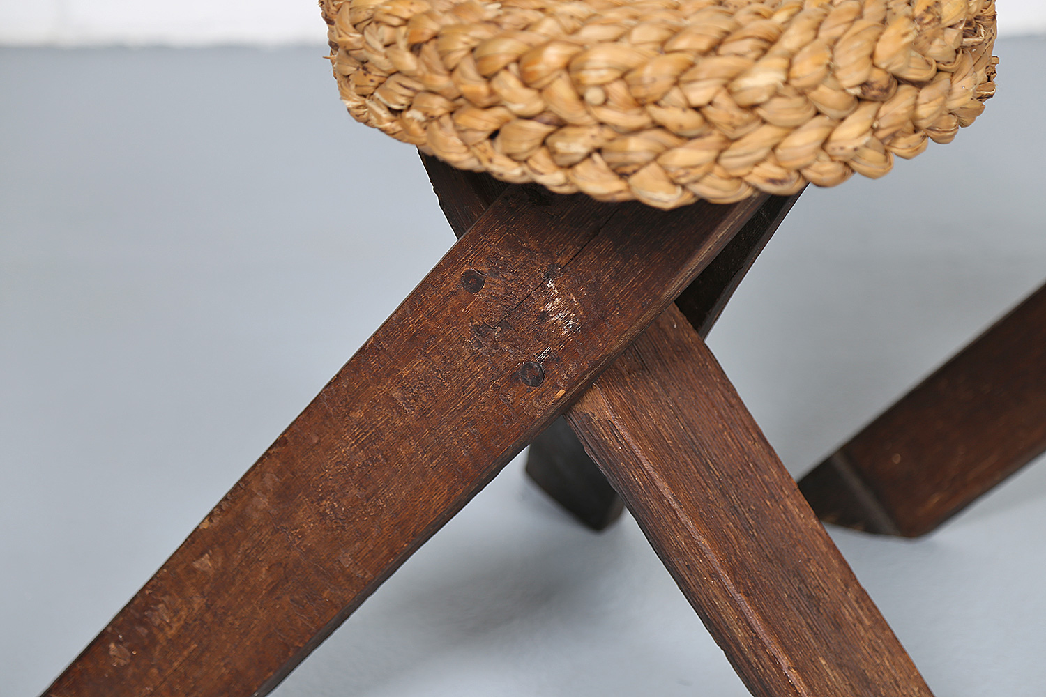 Französische Dreibein-Stühle von Adrien Audoux & Frida Minet, ikonisches Tripod Design aus Buchenholz mit Sitzfläche aus geflochtener Kordel, 50er Jahre Vintage.