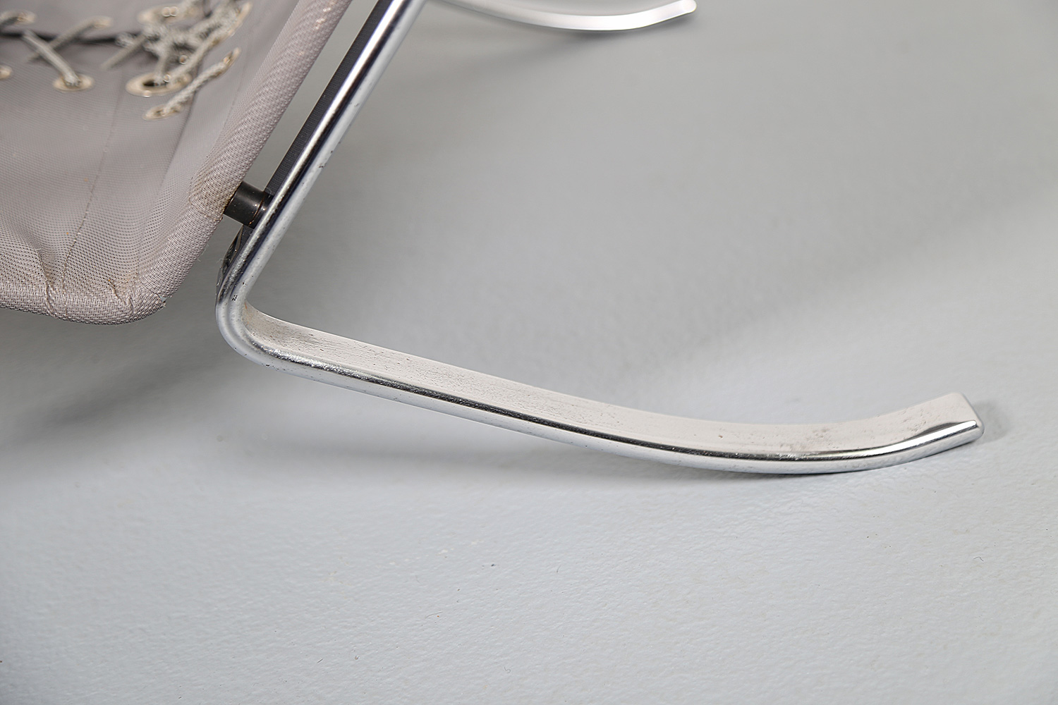 FK-87 Grasshopper Liegesessel von Preben Fabricius & Jorgen Kastholm für Kill International, luxuriöser Design-Klassiker aus Leder und verchromtem Flachstahl.