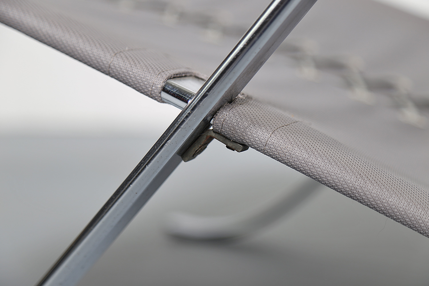 FK-87 Grasshopper Liegesessel von Preben Fabricius & Jorgen Kastholm für Kill International, luxuriöser Design-Klassiker aus Leder und verchromtem Flachstahl.