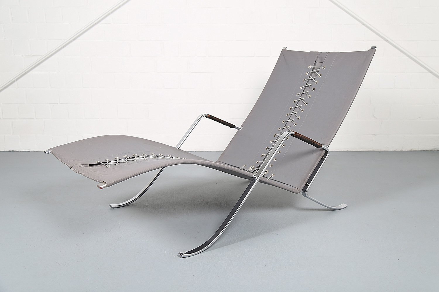 FK-87 Grasshopper Liegesessel von Preben Fabricius & Jorgen Kastholm für Kill International, luxuriöser Design-Klassiker aus Leder und verchromtem Flachstahl.