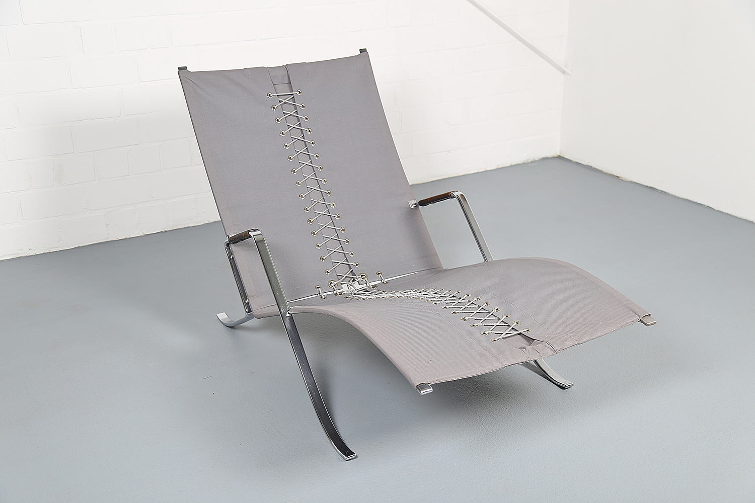 FK-87 Grasshopper Liegesessel von Preben Fabricius & Jorgen Kastholm für Kill International, luxuriöser Design-Klassiker aus Leder und verchromtem Flachstahl.