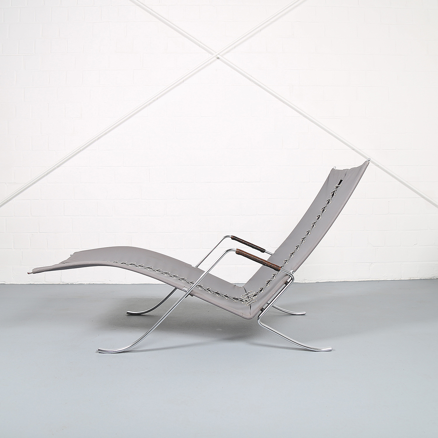 FK-87 Grasshopper Liegesessel von Preben Fabricius & Jorgen Kastholm für Kill International, luxuriöser Design-Klassiker aus Leder und verchromtem Flachstahl.