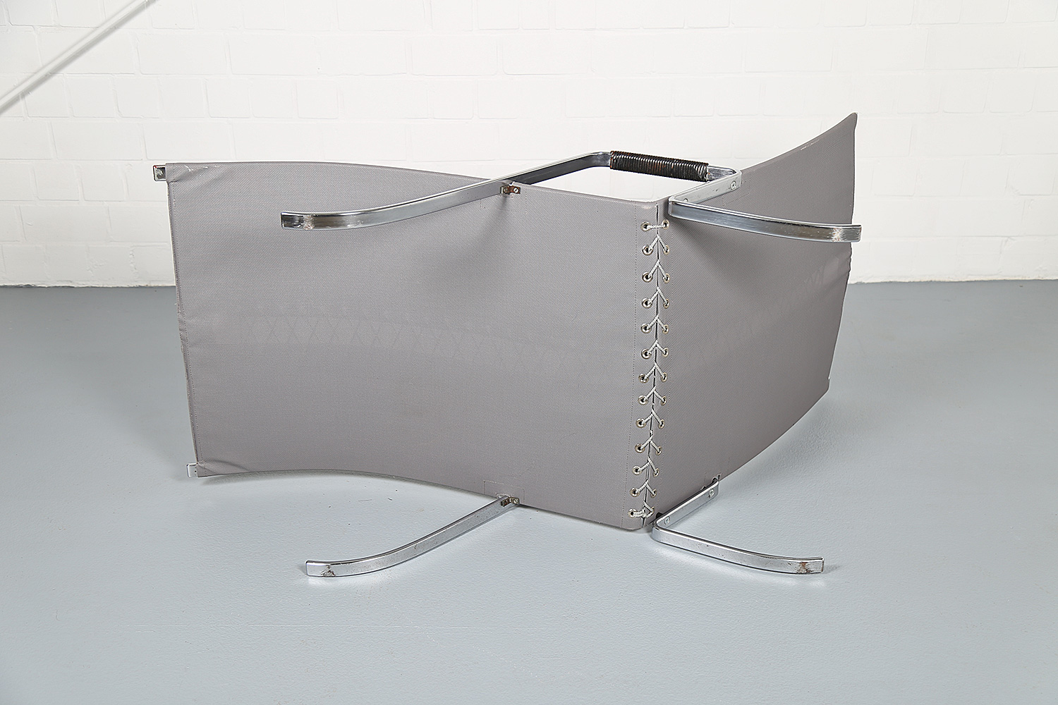 FK-87 Grasshopper Liegesessel von Preben Fabricius & Jorgen Kastholm für Kill International, luxuriöser Design-Klassiker aus Leder und verchromtem Flachstahl.