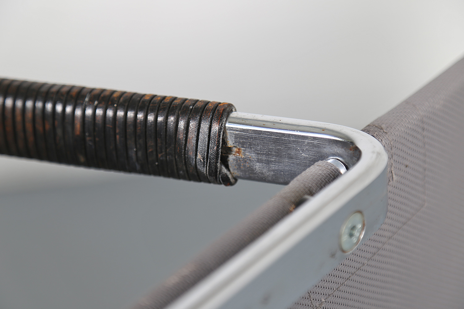 FK-87 Grasshopper Liegesessel von Preben Fabricius & Jorgen Kastholm für Kill International, luxuriöser Design-Klassiker aus Leder und verchromtem Flachstahl.