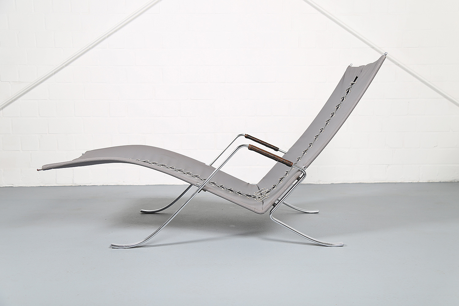 FK-87 Grasshopper Liegesessel von Preben Fabricius & Jorgen Kastholm für Kill International, luxuriöser Design-Klassiker aus Leder und verchromtem Flachstahl.