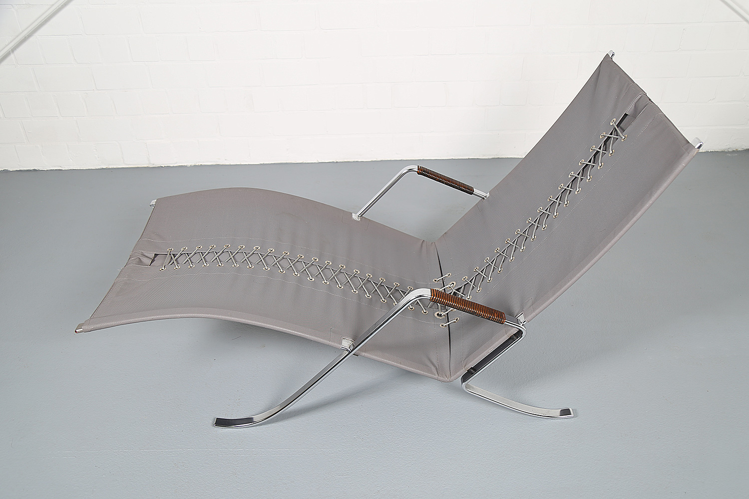 FK-87 Grasshopper Liegesessel von Preben Fabricius & Jorgen Kastholm für Kill International, luxuriöser Design-Klassiker aus Leder und verchromtem Flachstahl.