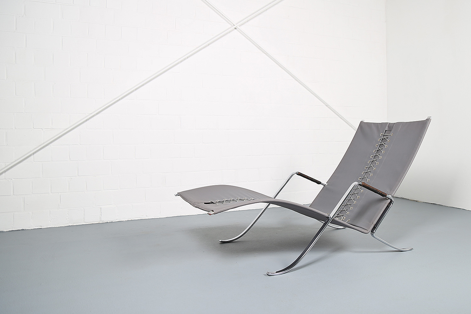 FK-87 Grasshopper Liegesessel von Preben Fabricius & Jorgen Kastholm für Kill International, luxuriöser Design-Klassiker aus Leder und verchromtem Flachstahl.