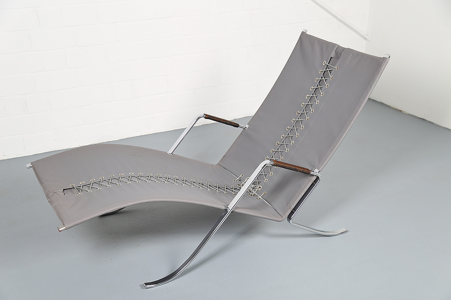 FK-87 Grasshopper Liegesessel von Preben Fabricius & Jorgen Kastholm für Kill International, luxuriöser Design-Klassiker aus Leder und verchromtem Flachstahl.