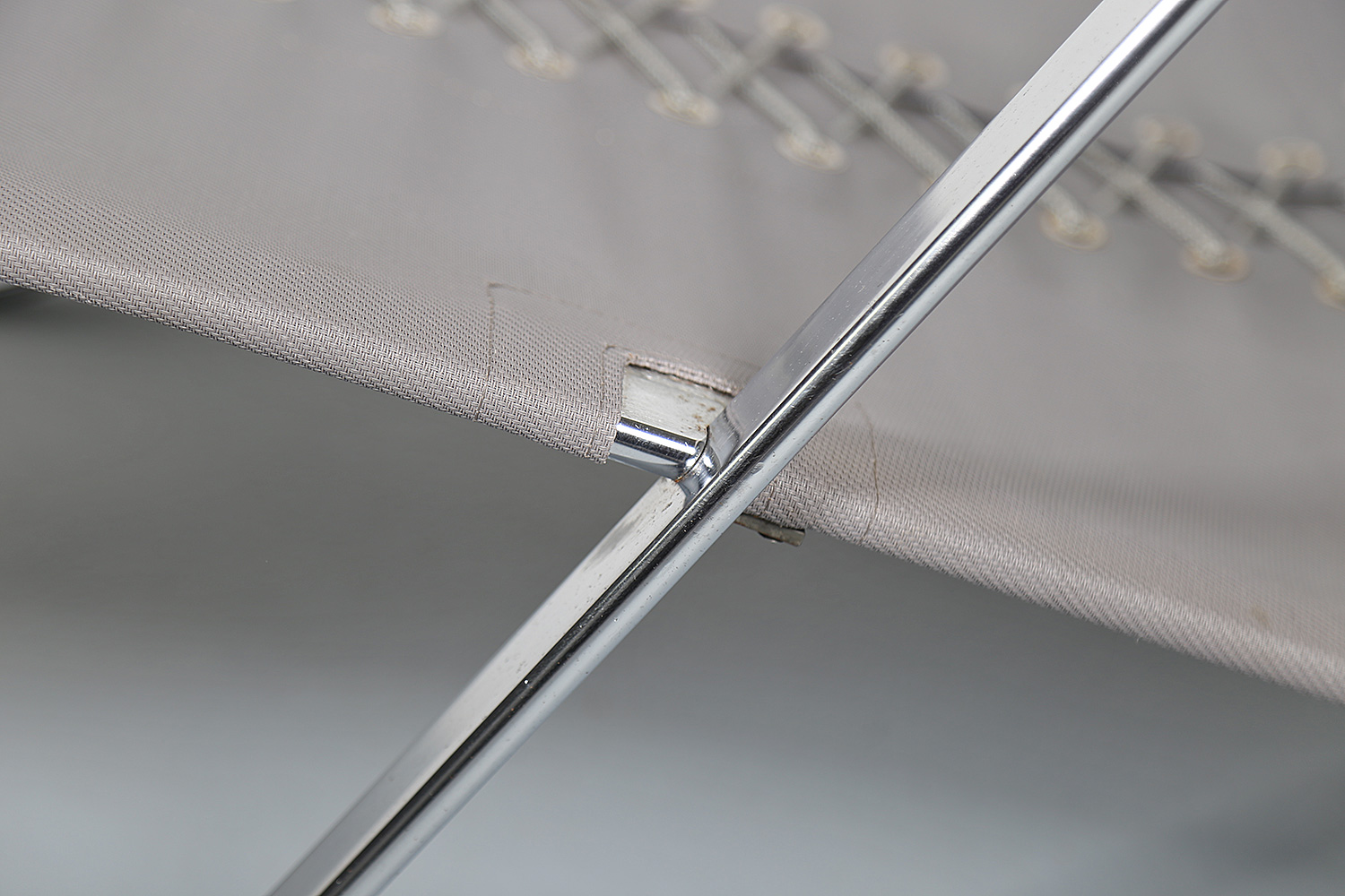 FK-87 Grasshopper Liegesessel von Preben Fabricius & Jorgen Kastholm für Kill International, luxuriöser Design-Klassiker aus Leder und verchromtem Flachstahl.