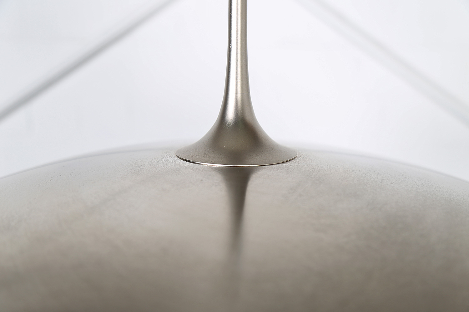 Exklusive Hängeleuchte ONOS 55 P von Florian Schulz, minimalistische Esszimmerlampe aus vernickeltem Metall, Modern Design Leuchte für gehobene Interieurs.