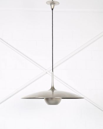 Exklusive Hängeleuchte ONOS 55 P von Florian Schulz, minimalistische Esszimmerlampe aus vernickeltem Metall, Modern Design Leuchte für gehobene Interieurs.