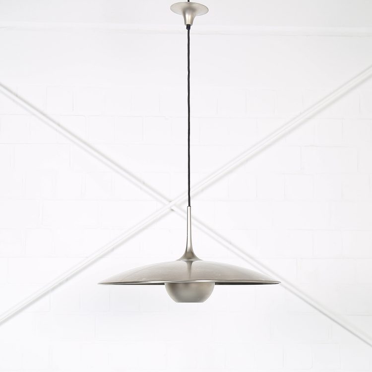 Exklusive Hängeleuchte ONOS 55 P von Florian Schulz, minimalistische Esszimmerlampe aus vernickeltem Metall, Modern Design Leuchte für gehobene Interieurs.