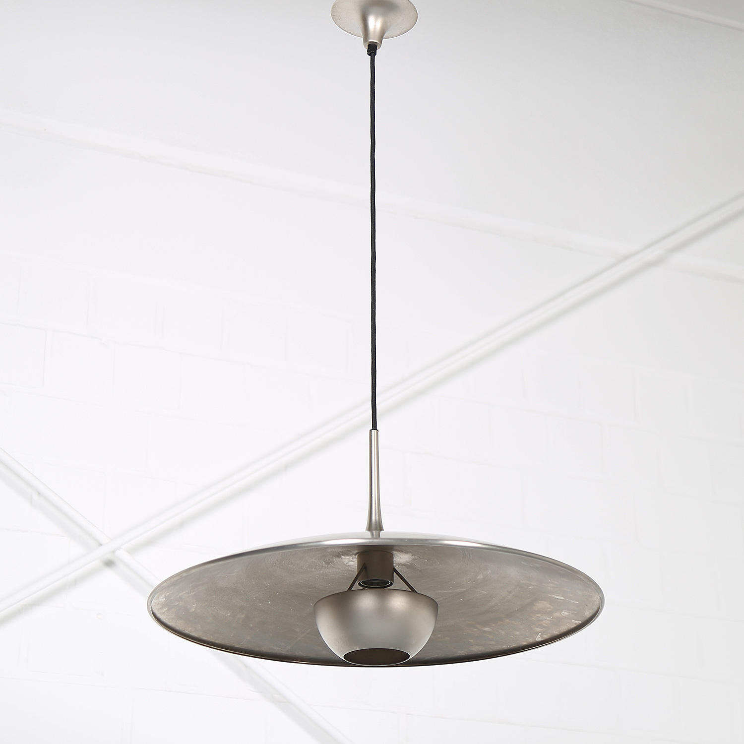Exklusive Hängeleuchte ONOS 55 P von Florian Schulz, minimalistische Esszimmerlampe aus vernickeltem Metall, Modern Design Leuchte für gehobene Interieurs.