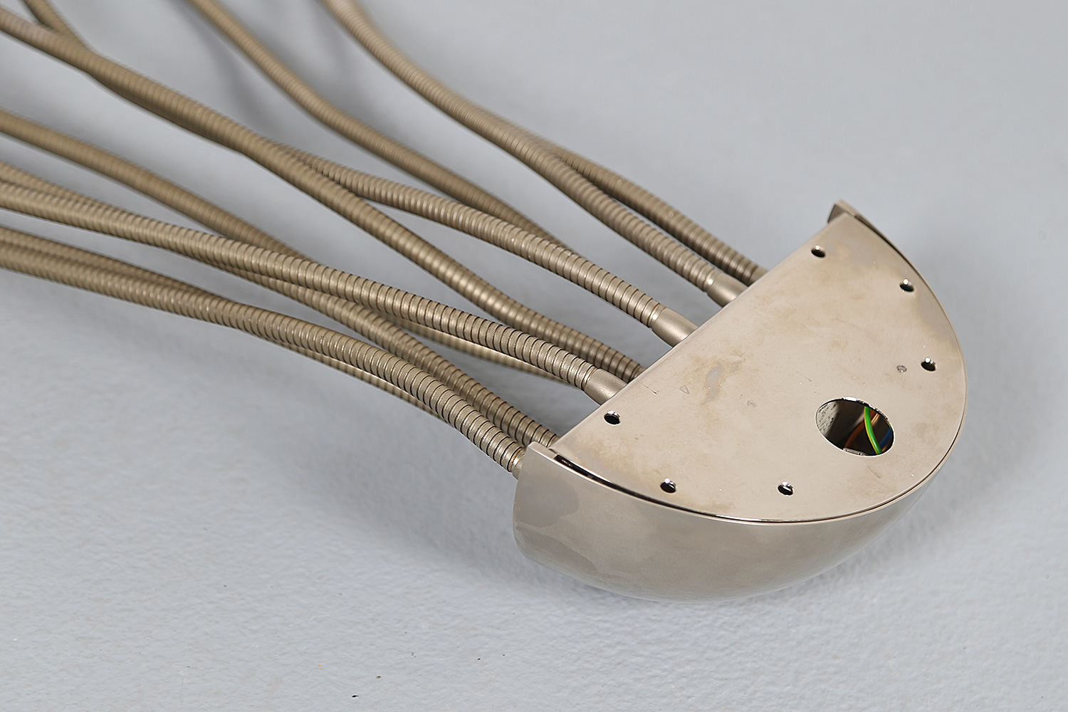 Vintage Medusa Wandlampe von Florian Schulz, hochwertige Ausführung in Messing vernickelt und matt gebürstet, ikonisches Lampendesign der 80er Jahre.