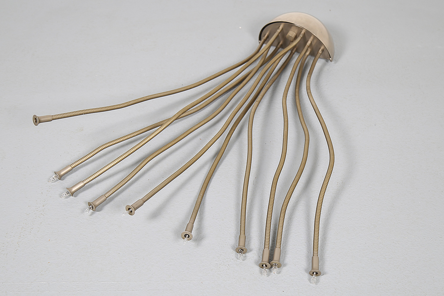 Vintage Medusa Wandlampe von Florian Schulz, hochwertige Ausführung in Messing vernickelt und matt gebürstet, ikonisches Lampendesign der 80er Jahre.