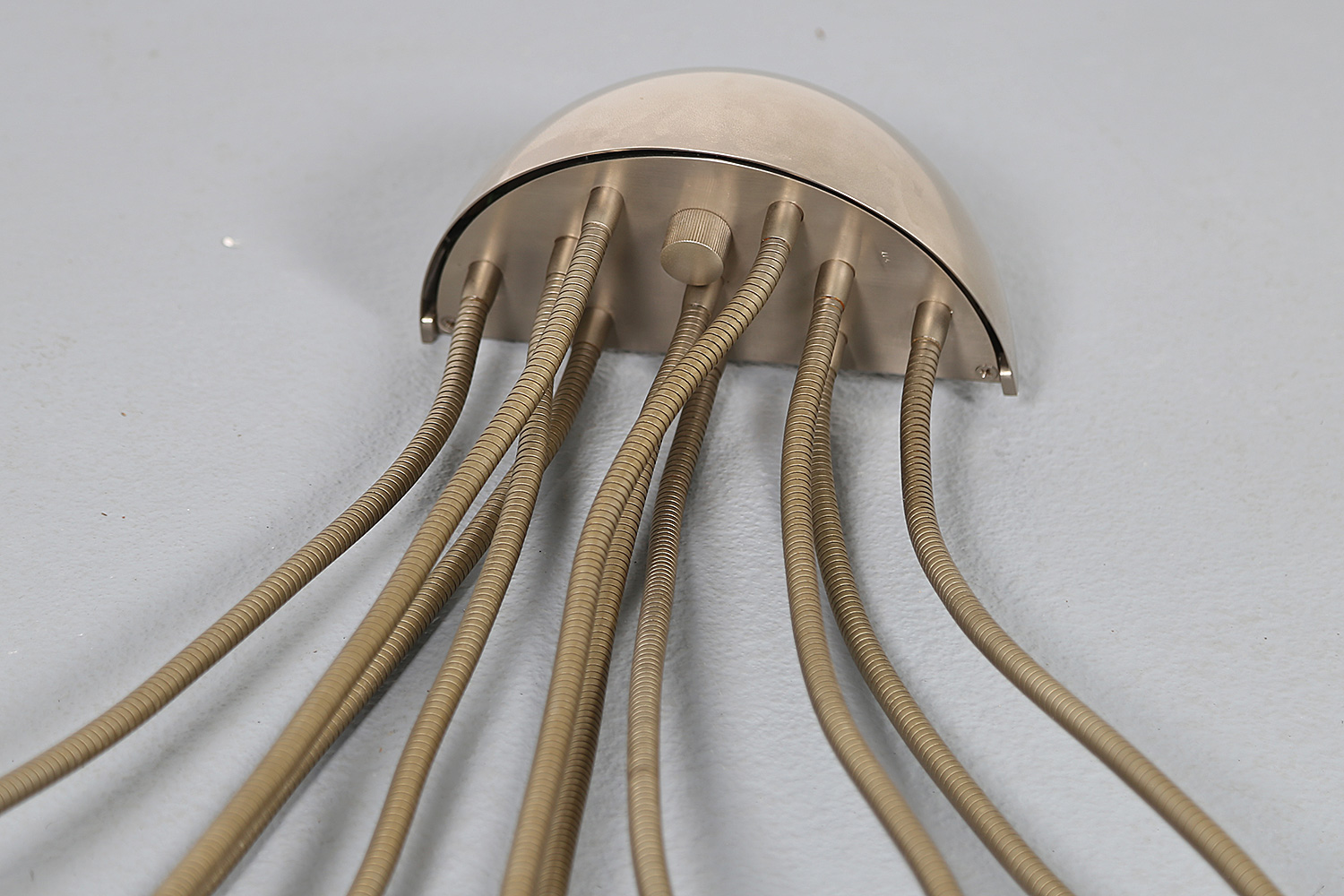 Vintage Medusa Wandlampe von Florian Schulz, hochwertige Ausführung in Messing vernickelt und matt gebürstet, ikonisches Lampendesign der 80er Jahre.