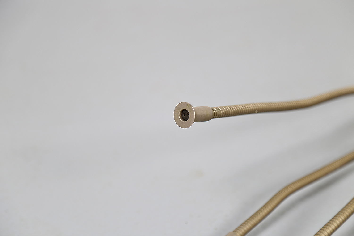 Vintage Medusa Wandlampe von Florian Schulz, hochwertige Ausführung in Messing vernickelt und matt gebürstet, ikonisches Lampendesign der 80er Jahre.