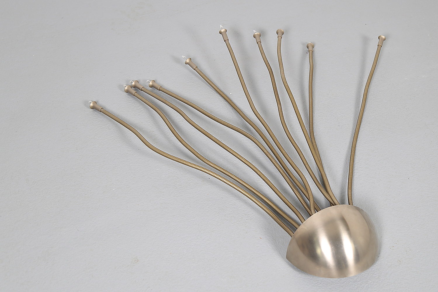 Vintage Medusa Wandlampe von Florian Schulz, hochwertige Ausführung in Messing vernickelt und matt gebürstet, ikonisches Lampendesign der 80er Jahre.