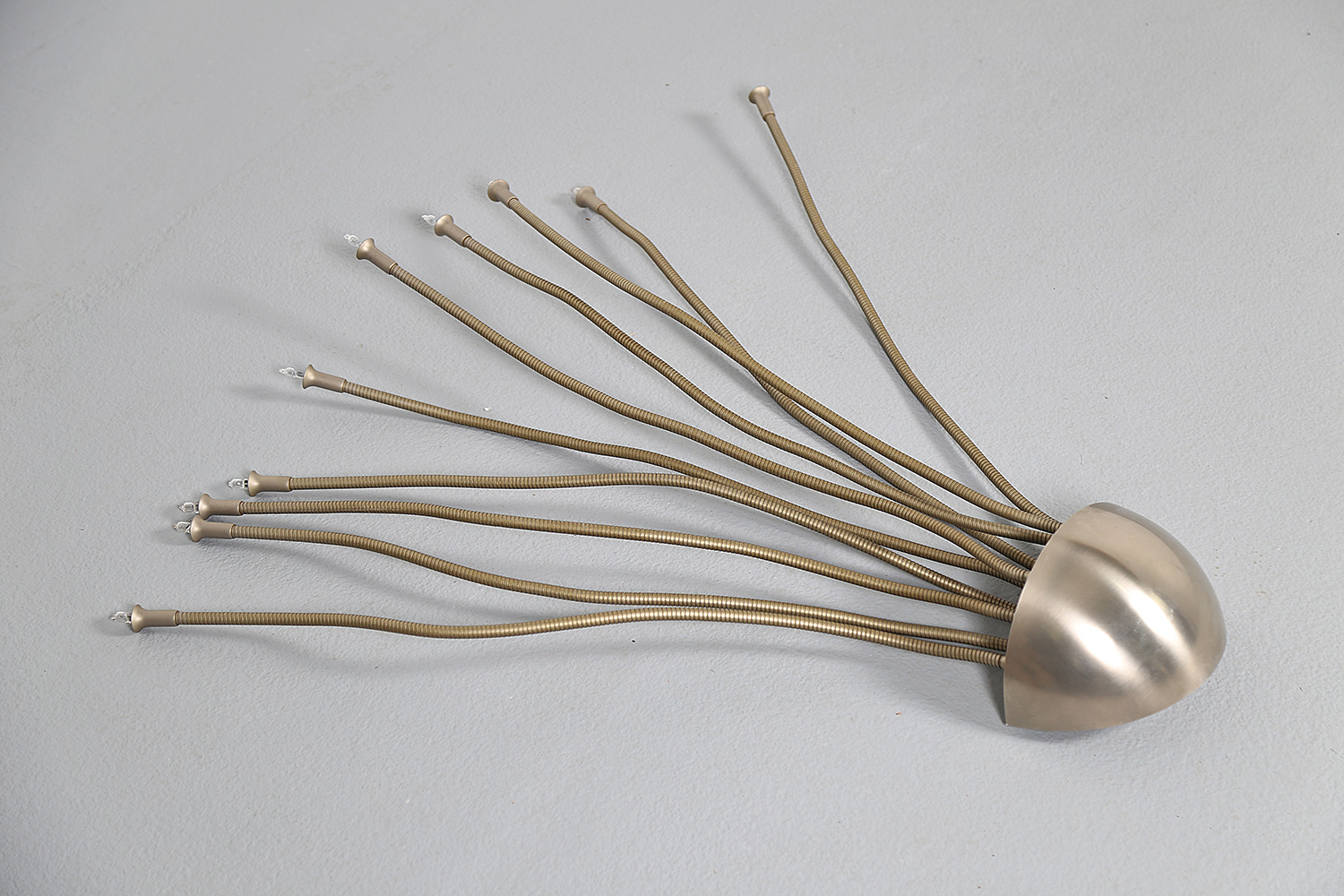 Vintage Medusa Wandlampe von Florian Schulz, hochwertige Ausführung in Messing vernickelt und matt gebürstet, ikonisches Lampendesign der 80er Jahre.