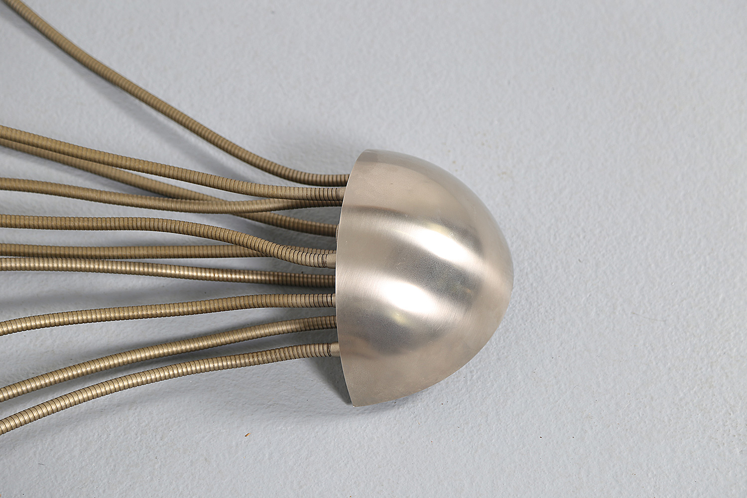 Vintage Medusa Wandlampe von Florian Schulz, hochwertige Ausführung in Messing vernickelt und matt gebürstet, ikonisches Lampendesign der 80er Jahre.