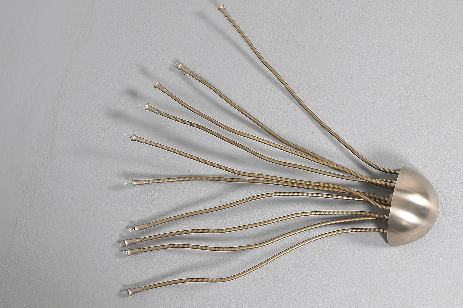 Vintage Medusa Wandlampe von Florian Schulz, hochwertige Ausführung in Messing vernickelt und matt gebürstet, ikonisches Lampendesign der 80er Jahre.