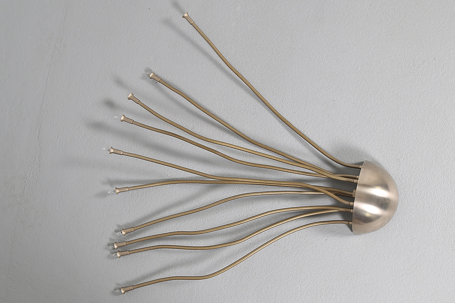 Vintage Medusa Wandlampe von Florian Schulz, hochwertige Ausführung in Messing vernickelt und matt gebürstet, ikonisches Lampendesign der 80er Jahre.