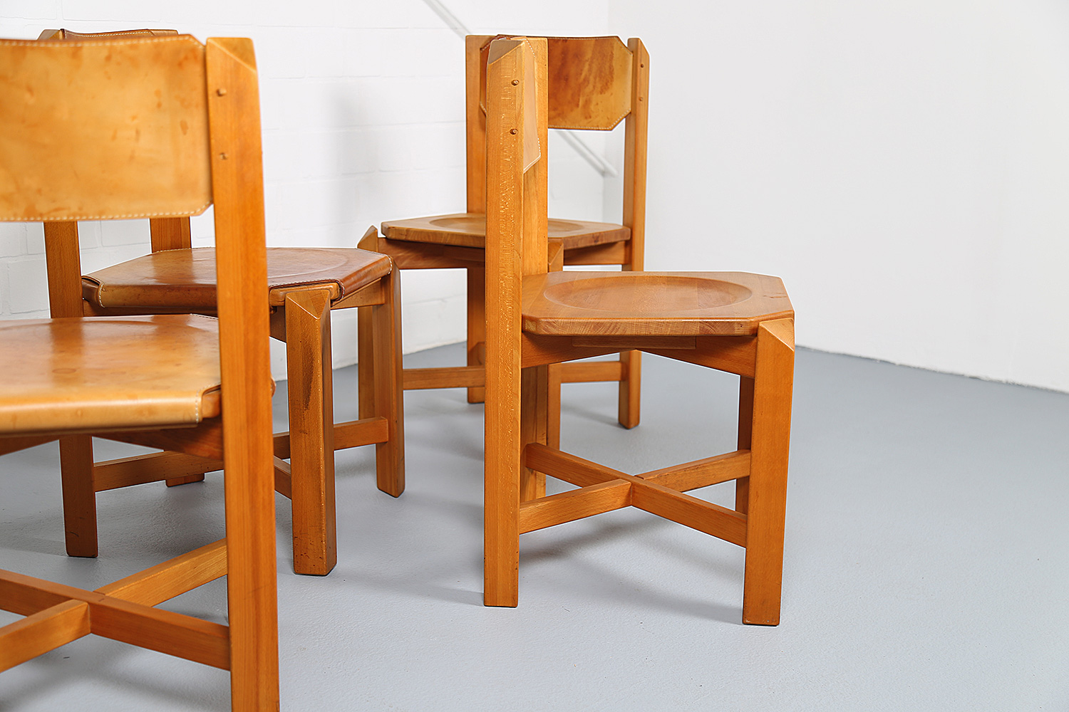 Wasa Esszimmerstühle im Stil von Pierre Chapo, hochwertiges Buchenholz mit Sitzfläche aus Kernleder, französisches Design der 60er und 70er Jahre.