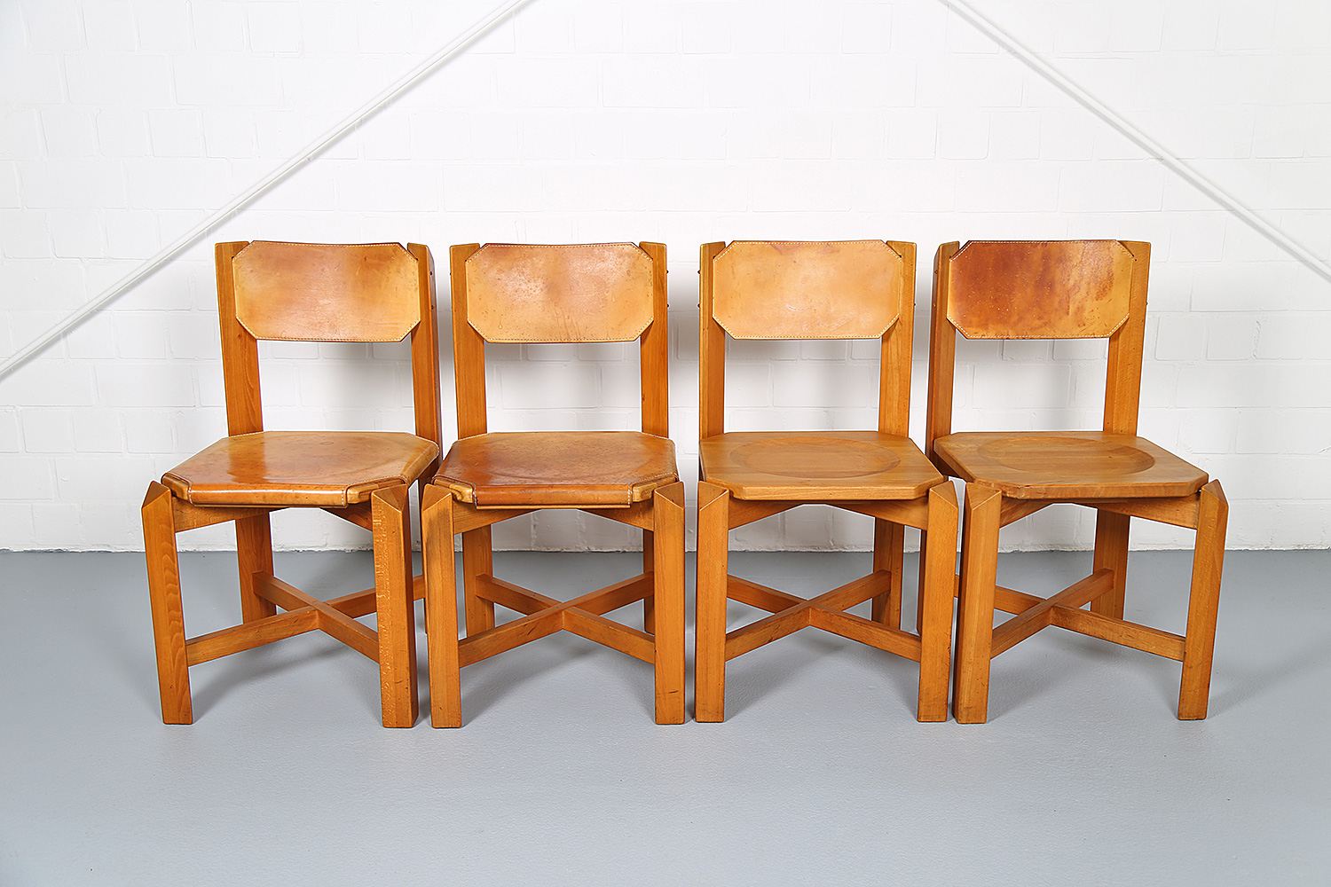 Wasa Esszimmerstühle im Stil von Pierre Chapo, hochwertiges Buchenholz mit Sitzfläche aus Kernleder, französisches Design der 60er und 70er Jahre.