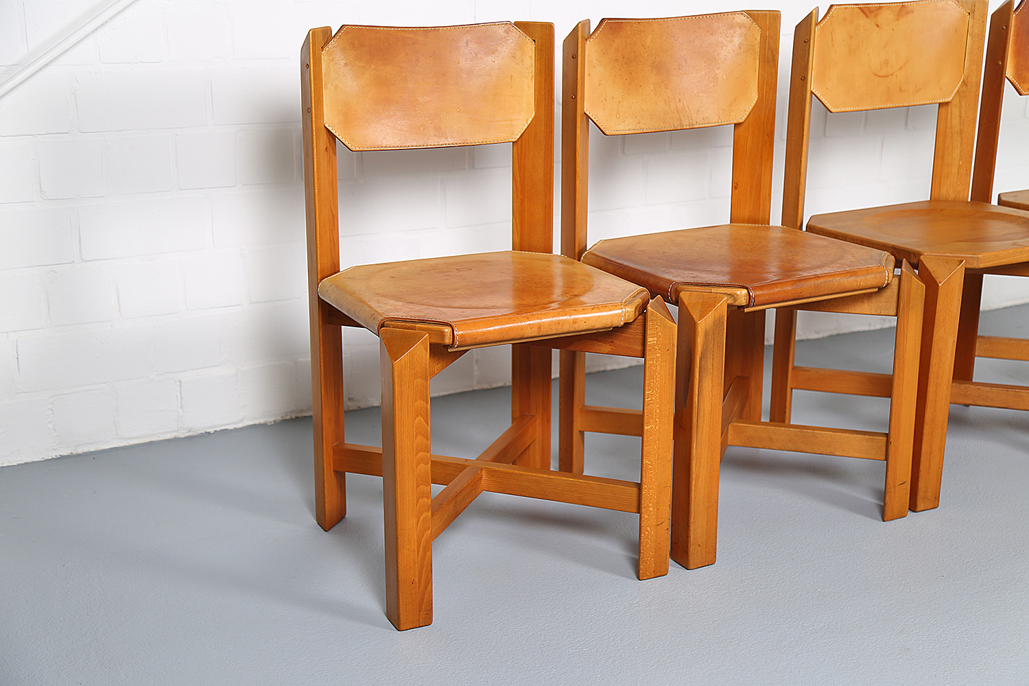 Wasa Esszimmerstühle im Stil von Pierre Chapo, hochwertiges Buchenholz mit Sitzfläche aus Kernleder, französisches Design der 60er und 70er Jahre.