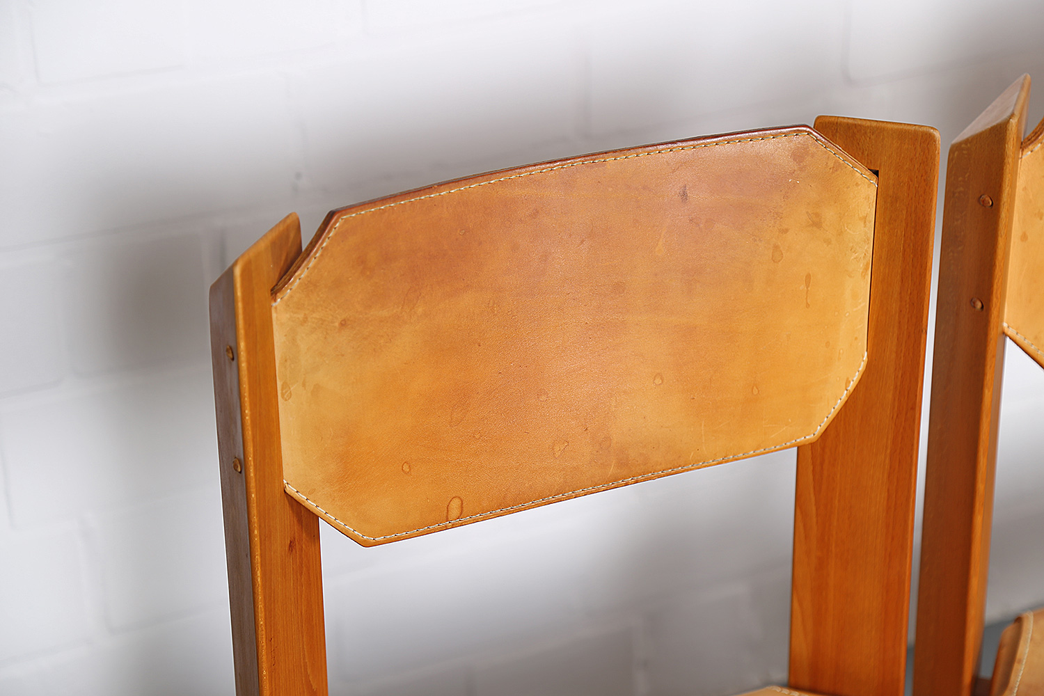 Wasa Esszimmerstühle im Stil von Pierre Chapo, hochwertiges Buchenholz mit Sitzfläche aus Kernleder, französisches Design der 60er und 70er Jahre.